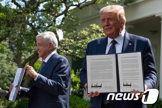[사진] 공동선언문 들어보이는 트럼프와 멕시코 대통령