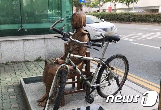 부산 소녀상 또 수난, 이번엔 자전거 테러 