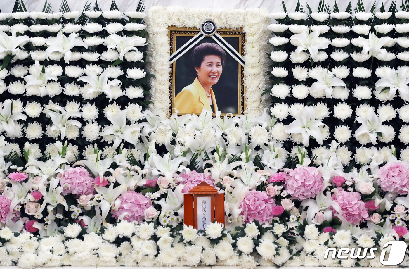 (서울=뉴스1) 송원영 기자 = 9일 서울 서대문구 신촌세브란스병원 장례식장에 박정희 전 대통령의 장녀이자 박근혜 전 대통령의 이복 언니인 고(故) 박재옥 씨의 빈소가 마련돼 있다 …