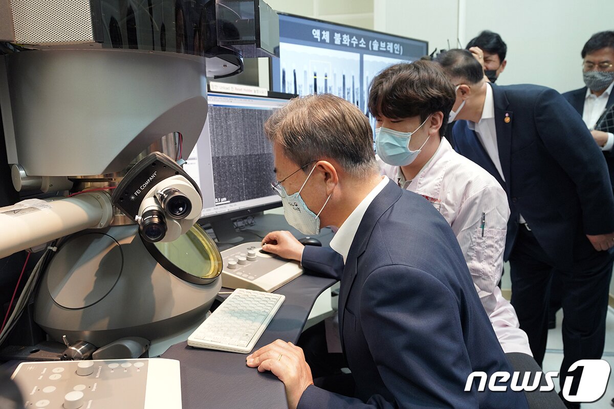 본문 이미지 - 문재인 대통령이 2020년 7월 9일 오전 경기도 이천 SK하이닉스 내 분석측정센터를 방문해 불화소수 협력 공정 연구원과 함께 전자현미경 앞에 앉아 직접 작동을 해보고 있다.(청와대 제공) 2020.7.9/뉴스1