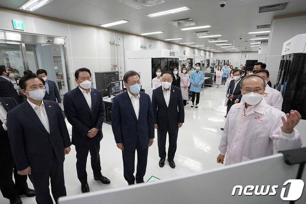 본문 이미지 - 문재인 대통령이 지난 7월 9일 오전 대한민국 소재.부품.장비 산업현장인 경기도 이천 SK하이닉스 내 분석측정센터를 방문해 이석희 SK하이닉스 대표이사의 설명을 듣고 있다. 사진 왼쪽부터 성윤모 산업통상자원부 장관, 최태원 SK그룹 회장, 문 대통령, 홍남기 부총리 겸 기획재정부 장관(청와대 제공) 2020.7.9/뉴스1