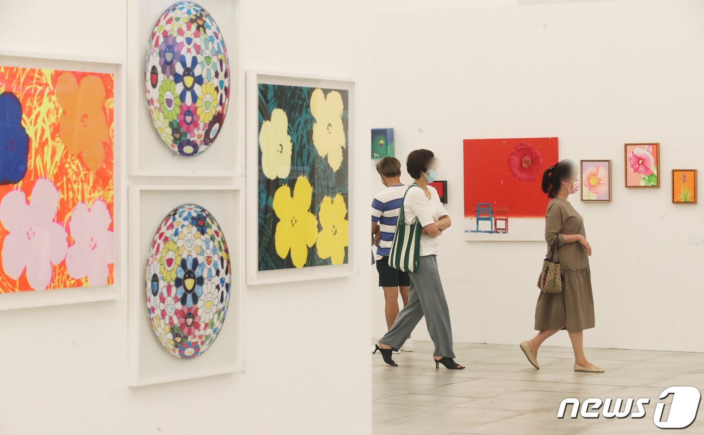 본문 이미지 - 9일 부산 해운대구 신세계 백화점 센텀시티 지하2층 중앙광장에서 열린 '부산국제화랑아트페어'를 찾은 관람객들이 작품을 관람하고 있다. 이 전시는 오는 22일까지 열린다. 2020.7.9/뉴스1 ⓒ News1 여주연 기자