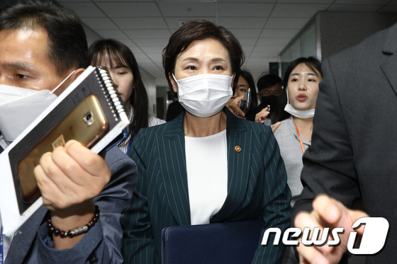 굳은 표정으로 당정 회의 마친 김현미 장관