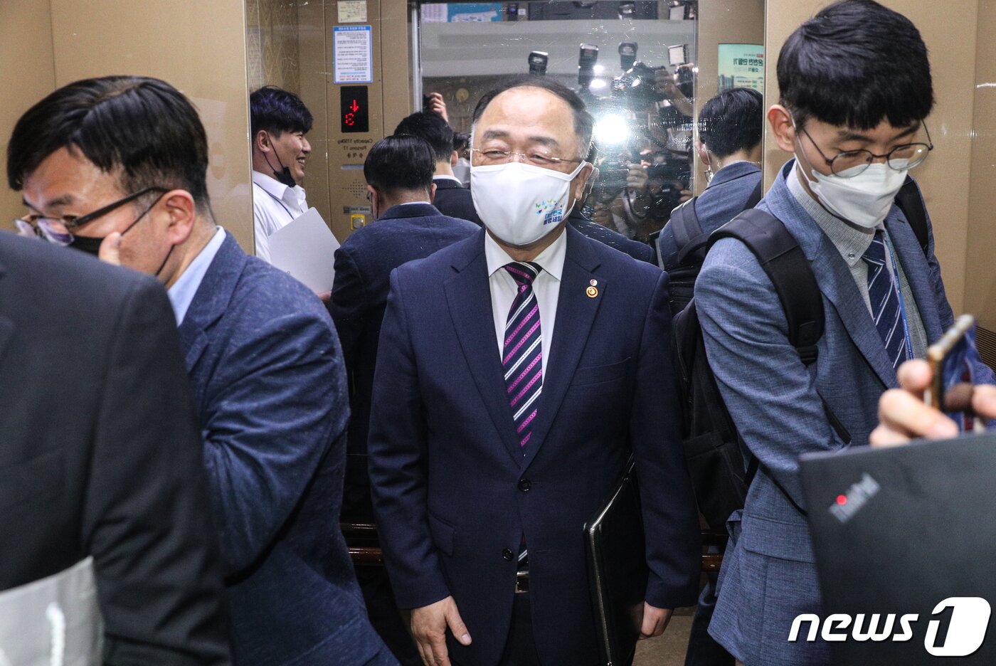 본문 이미지 - 홍남기 부총리가 여의도 국회에서 당정청 회의를 끝냈다. 2020.7.9/뉴스1