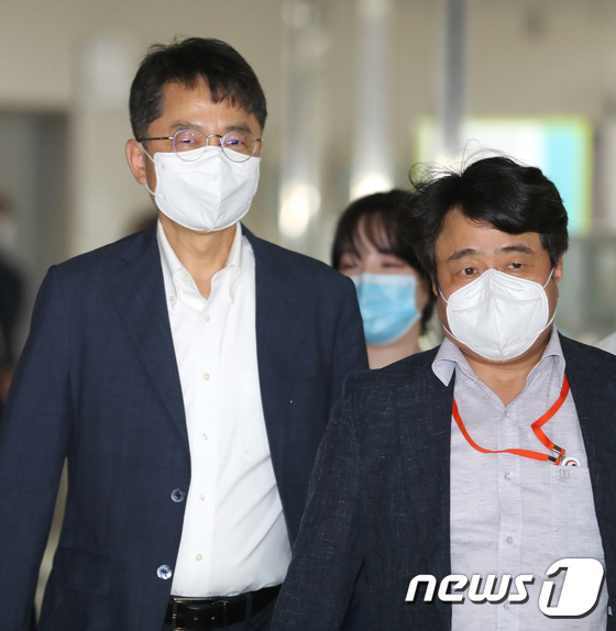 최저임금위 전원회의장 향하는 박준식 위원장과 권순원 공익위원