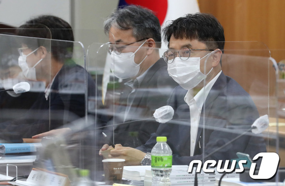최저임금위원회 6차 전원회의 속개하는 박준식 위원장