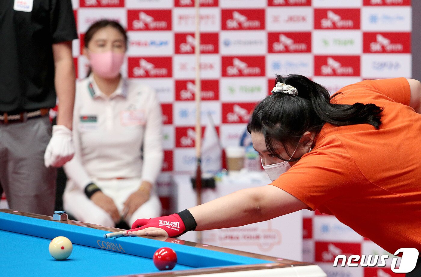 본문 이미지 - '당구 천재소녀' 김예은(21)이 9일 서울 광진구 그랜드워커힐서울에서 열린 프로당구(PBA) 투어 개막전 'SK렌터카 챔피언십' LPBA 결승에서 박지현을 꺾고 우승했다. (PBA 제공) ⓒ 뉴스1