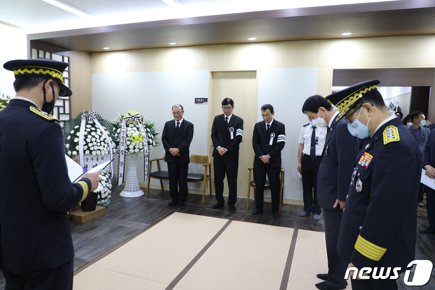 본문 이미지 - 1일 오전 진영 행정안전부 장관(오른쪽 두번째)과 정문호 소방청장이 물에 빠진 피서객 구조활동 중 순직한 김국환 소방교의 빈소가 마련된 순천 정원장례식장을 찾아 조문하고 있다.(전남소방본부 제공)2020.8.1/뉴스1 ⓒ News1 지정운 기자