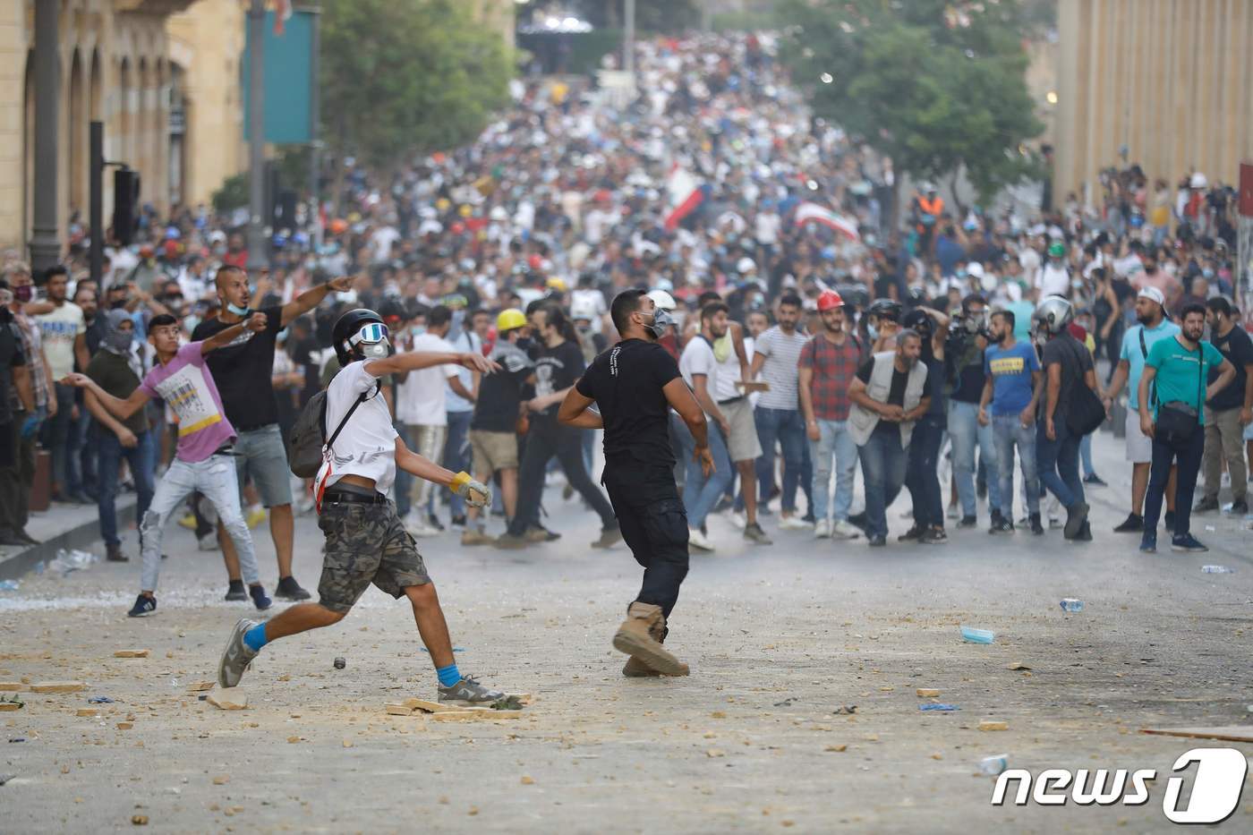 본문 이미지 - 9일(현지시간) 레바논 베이루트에서 반정부 시위대 발생했다.  ⓒ AFP=뉴스1