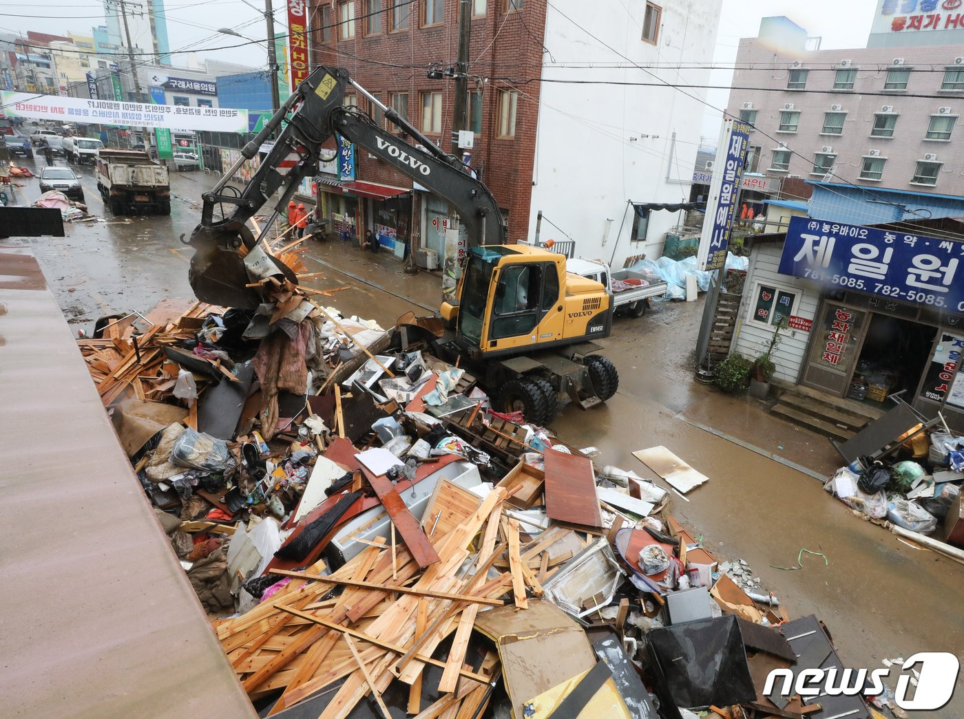 2020년 8월10일 전남 구례군 구례읍에서 상인들이 침수 피해를 입은 상가 복구작업을 하고 있다. 뉴스1 DB