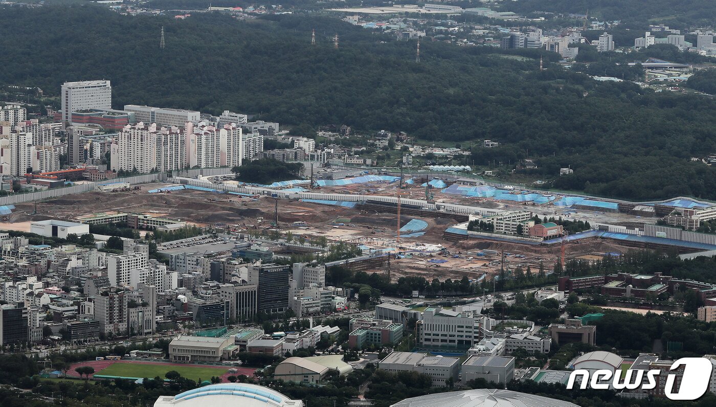 본문 이미지 - 서울 송파구 롯데월드타워 서울스카이에서 내려다본 강동구 옛 둔촌주공아파트단지에서 재건축 공사가 한창이다.2020.8.10/뉴스1 ⓒ News1 구윤성 기자