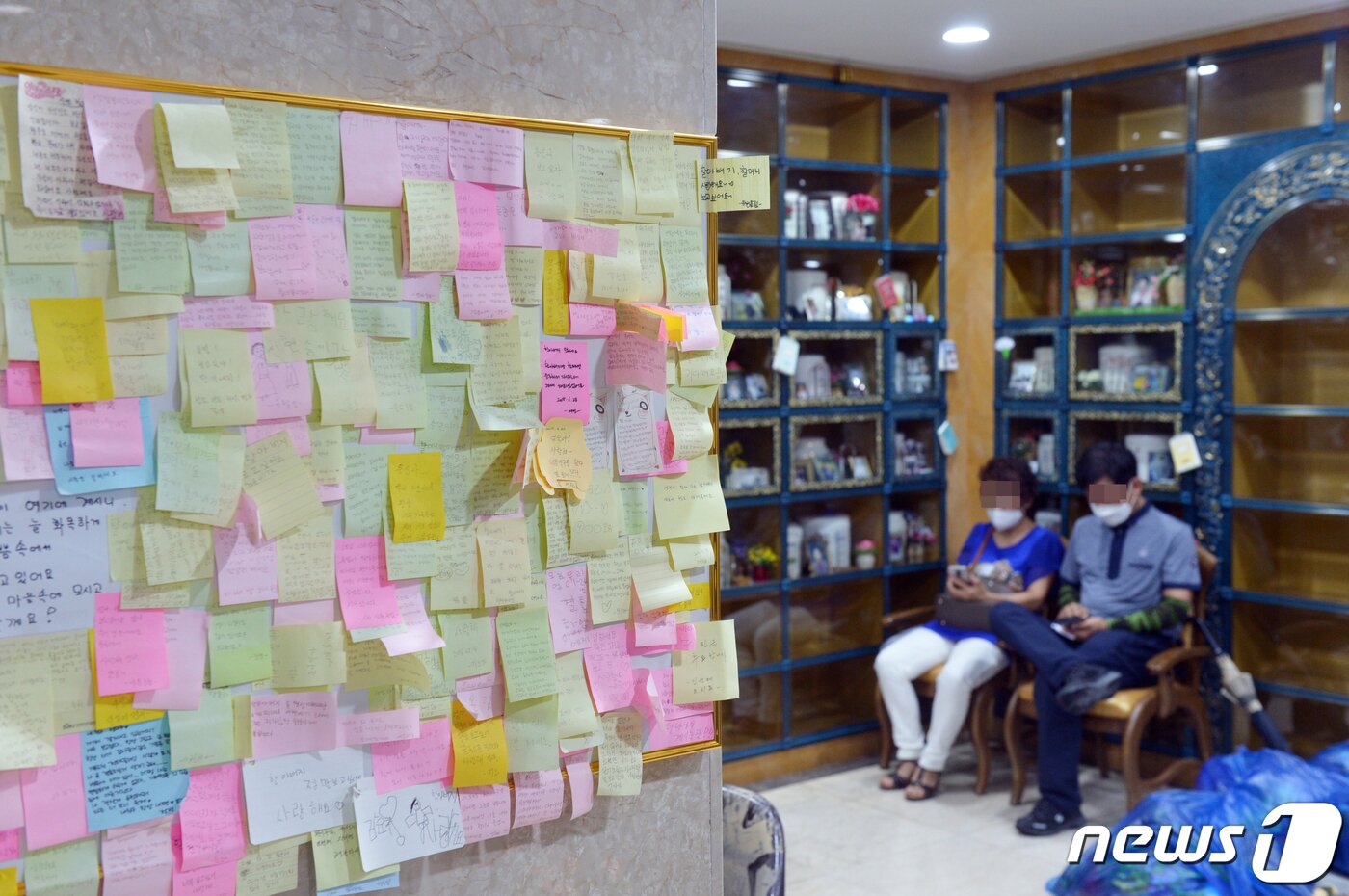 본문 이미지 - 집중호우로 광주 영산강 인근에 있던 S추모관 내 유골함 1800여기가 침수피해를 당한 가운데 10일 한 유가족이 망연자실한 모습으로 앉아있다.2020.8.10 /뉴스1 ⓒ News1 박준배 기자