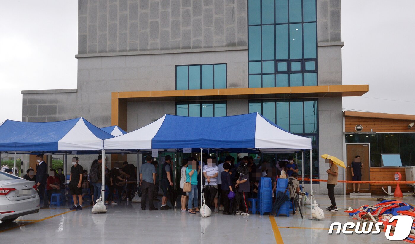 본문 이미지 - 집중호우로 광주 영산강 인근에 있던 S추모관 내 유골함 1800여기가 침수피해를 당한 가운데 10일 유가족들이 허탈한 모습으로 추모관 앞에서 대책을 기다리고 있다.2020.8.10 /뉴스1 ⓒ News1 박준배 기자