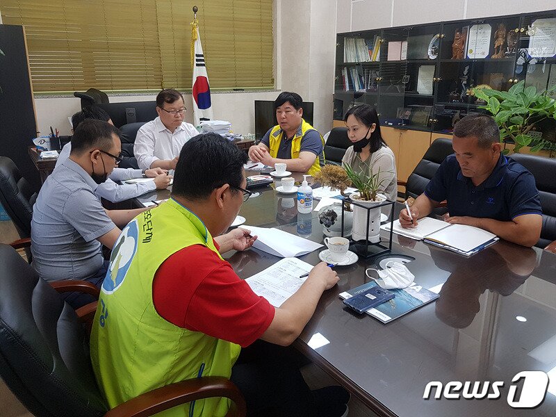 본문 이미지 - 대한수의사회와 동물단체들이 5일 경기 성남시 수의과학회관에서 동물복지 관련 회의를 하고 있다. 사진 중앙으로부터 시계 방향으로 대한수의사회 허주형 회장, 팅커벨 프로젝트 황동열 대표, 나비야사랑해 유주연대표, 위드 임용관 대표, 행강 박운선 대표, 대한수의사회 김동완 차장과 오근호 국장. 사진 팅커벨프로젝트 제공 ⓒ 뉴스1