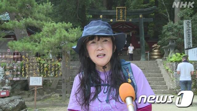 본문 이미지 - 남분 산에 여성으로는 처음 오른 아라이씨가 NHK 방송과 인터뷰하고 있다. (NHK 방송 캡쳐)ⓒ 뉴스1