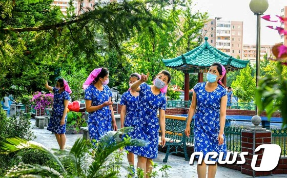공원화된 공장에서 휴식 취하는 북한 노동자들