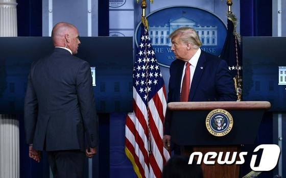 [사진] 백악관 밖 총소리에 브리핑 중단한 트럼프