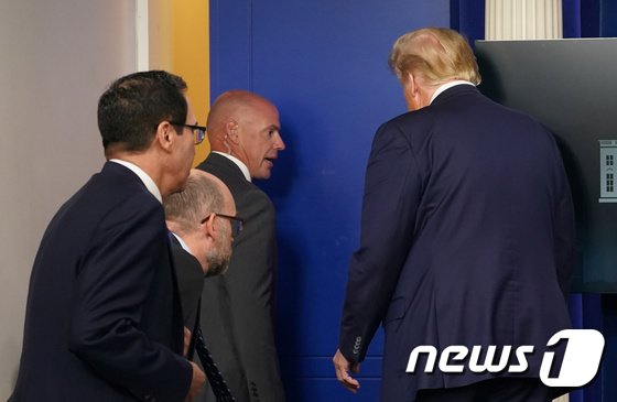 [사진] 브리핑룸서 경호 받으며 퇴장하는 트럼프
