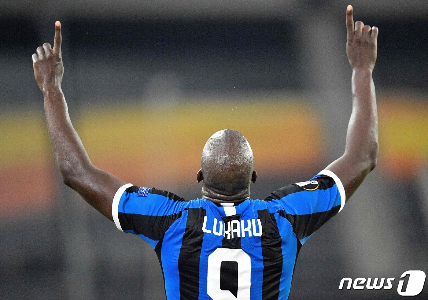 본문 이미지 - 인터 밀란의 로멜루 루카쿠가 11일(한국시간) 독일 두셀도르프의 메쿠어 슈필 아레나에서 열린 레버쿠젠과의 2019-20 유럽축구연맹(UEFA) 유로파리그 8강전에서 득점 후 세리머니를 하고 있다. ⓒ AFP=뉴스1