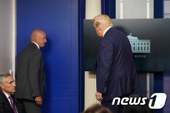 [사진] 백악관 밖 총소리에 브리핑 중 대피하는 트럼프