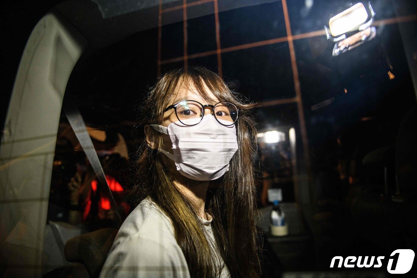 본문 이미지 - 홍콩 '민주화의 여신' 아그네스 차우가 자택에서 국가보안법 위반 혐의로 체포됐다 ⓒ AFP=뉴스1 ⓒ News1 우동명 기자