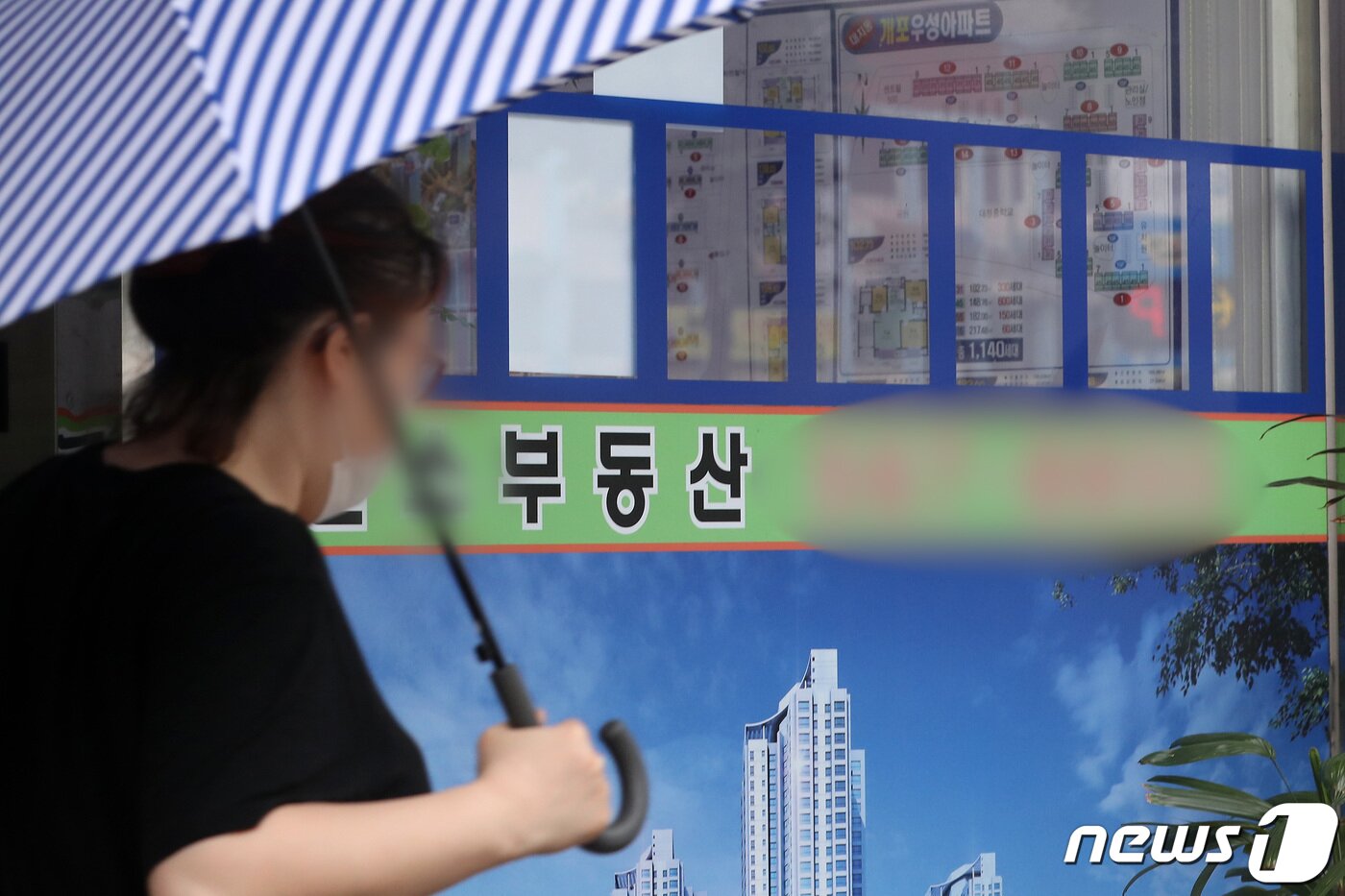 본문 이미지 - 서울 강남구 부동산 중개업소 매물 정보란이 전셋값 폭등 및 전세 품귀 현상으로 비어있는 모습. ⓒ News1 이동해 기자