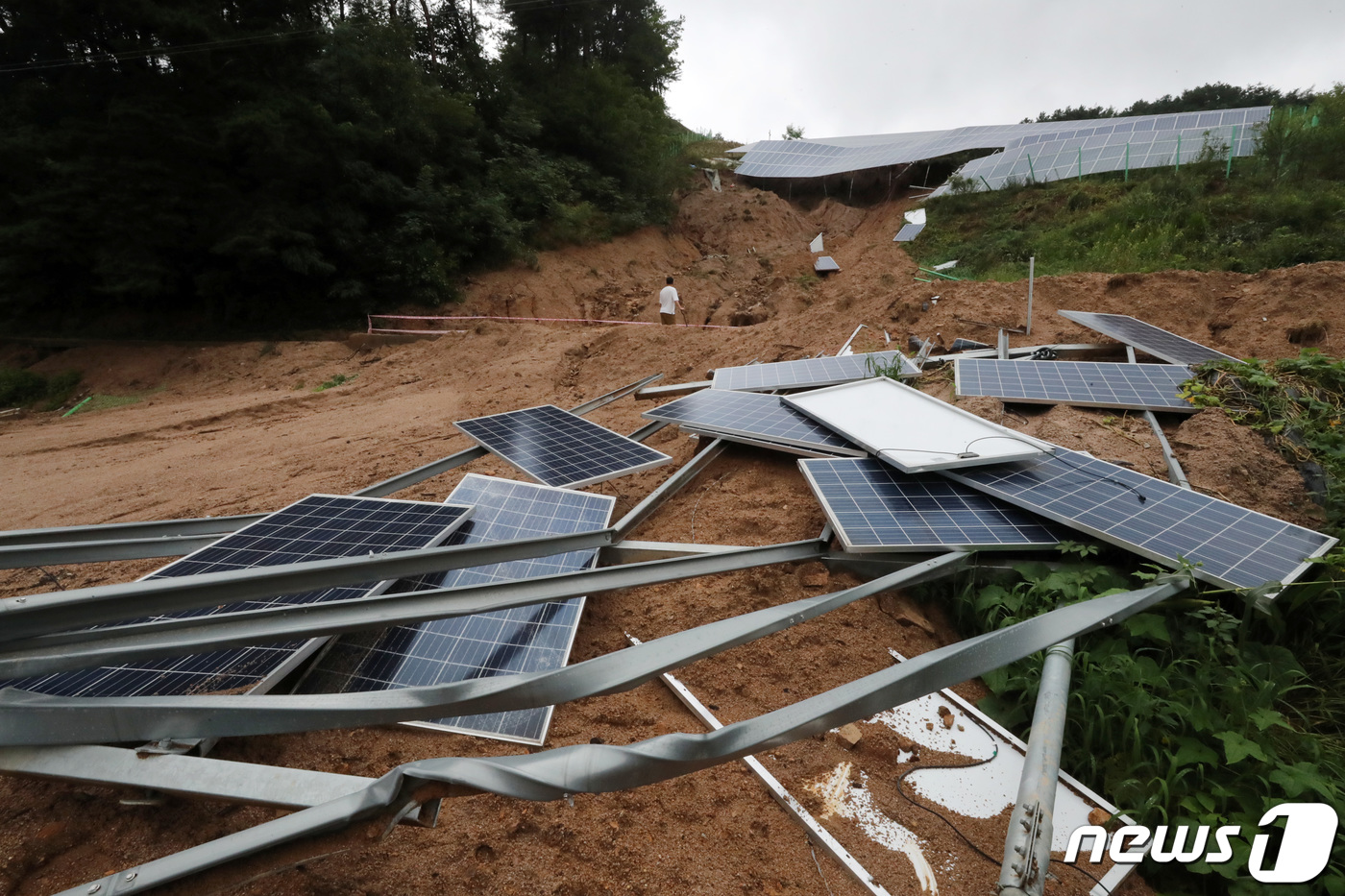 (제천=뉴스1) 박세연 기자 = 11일 오후 충북 제천시 대랑동의 한 태양광 발전시설이 집중호우로 인한 산사태 피해로 붕괴돼 있다. 2020.8.11/뉴스1