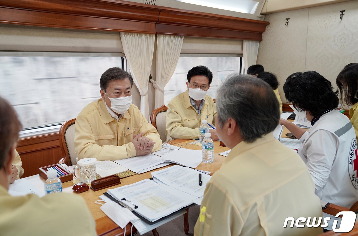 본문 이미지 - 문재인 대통령이 12일 오전 집중호우 피해지역으로 향하는 전용열차 내 회의실에서 산림청, 농림부, 재난안전관리본부, 대한적십자사 등 관계부처 및 민관지원기관 관계자들로부터 집중호우 피해지역 상황을 보고 받고 있다. (청와대 제공) 2020.8.12/뉴스1