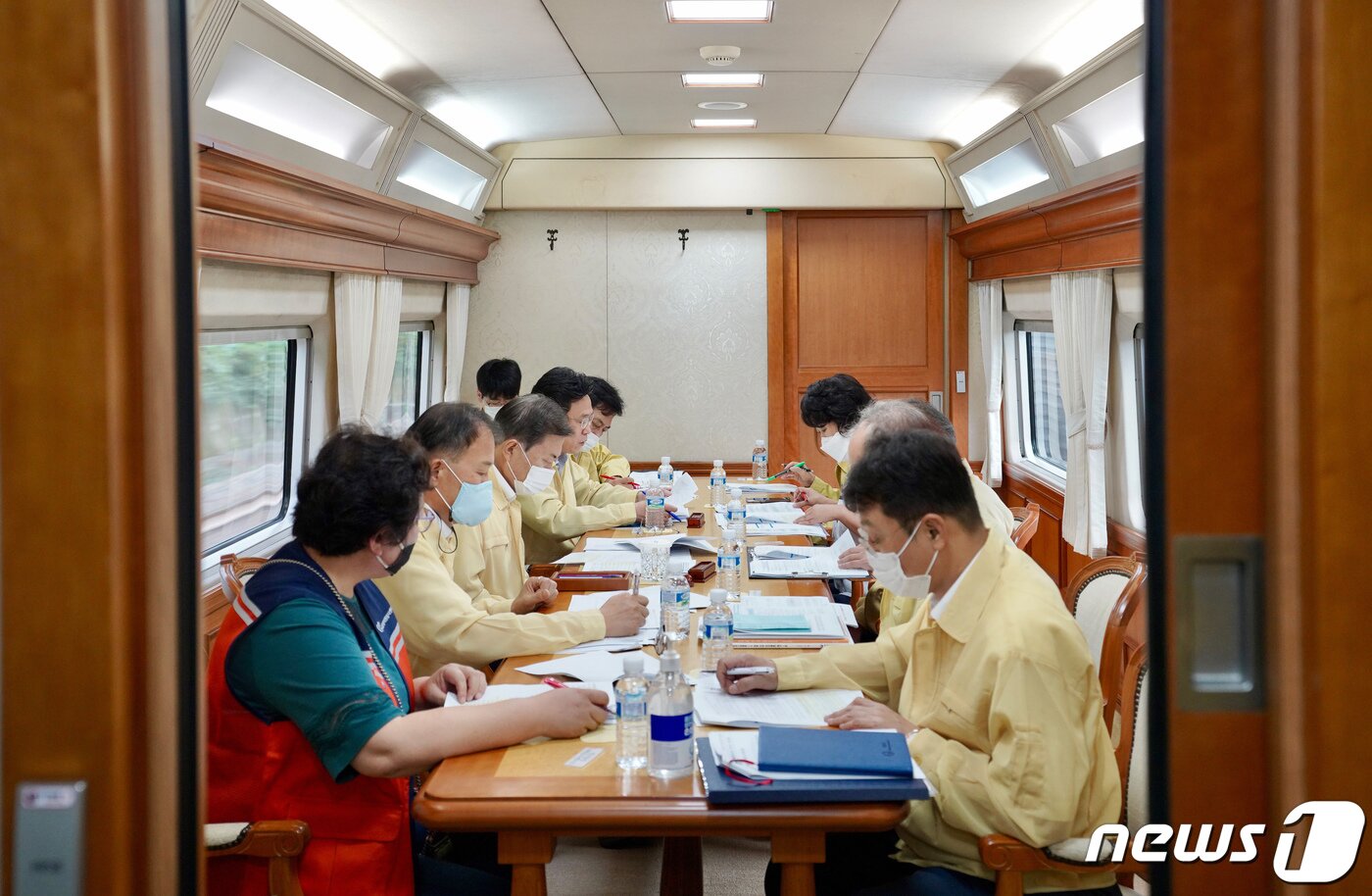 본문 이미지 - 문재인 대통령이 12일 오전 집중호우 피해지역으로 향하는 전용열차 내 회의실에서 산림청, 농림부, 재난안전관리본부, 대한적십자사 등 관계부처 및 민관지원기관 관계자들로부터 집중호우 피해지역 상황을 보고 받고 있다. (청와대 제공) 2020.8.12/뉴스1
