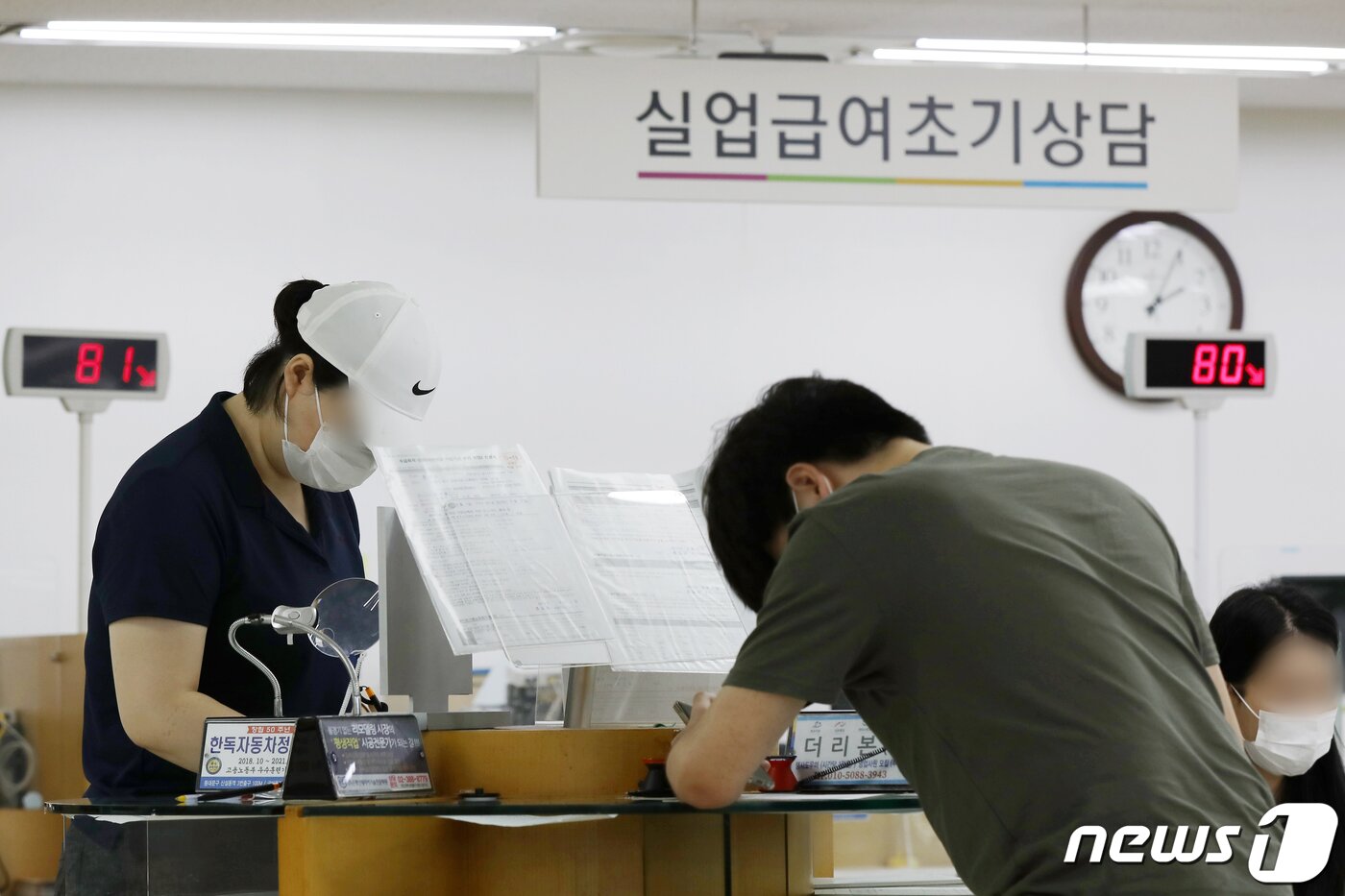 본문 이미지 - 신종 코로나바이러스 감염증(코로나19) 사태로 7월 취업자가 전년동월대비 27만7000명 줄면서 5개월 연속 감소세를 나타냈다. 통계청이 12일 펴낸 '2020년 7월 고용동향'에 따르면 지난달 15세 이상 취업자는 2710만6000명으로, 전년동월대비 27만7000명(-1.0%) 감소했다. 취업자가 5개월 연속해서 감소한 것은 글로벌 금융위기가 여파가 이어지던 2009년 1~8월 8개월 감소 이후 11년만에 처음 있는 일이다. 12일 서울 중구 서울지방고용노동청에서 구직자들이 실업급여 신청 관련 서류를 작성하고 있다. 2020.8.12/뉴스1 ⓒ News1 민경석 기자