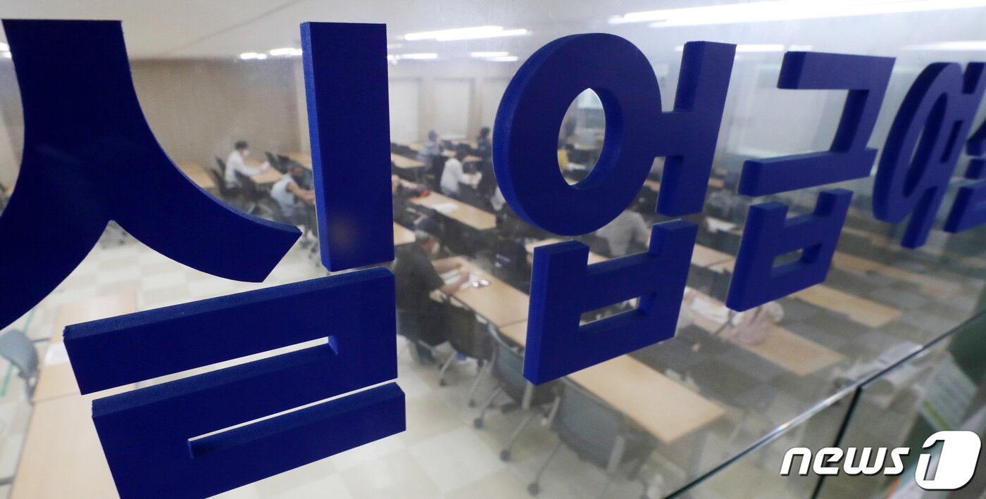 본문 이미지 - 신종 코로나바이러스 감염증(코로나19) 사태로 7월 취업자가 전년동월대비 27만7000명 줄면서 5개월 연속 감소세를 나타냈다. 통계청이 12일 펴낸 '2020년 7월 고용동향'에 따르면 지난달 15세 이상 취업자는 2710만6000명으로, 전년동월대비 27만7000명(-1.0%) 감소했다. 취업자가 5개월 연속해서 감소한 것은 글로벌 금융위기가 여파가 이어지던 2009년 1~8월 8개월 감소 이후 11년만에 처음 있는 일이다. 12일 서울 중구 서울지방고용노동청에서 구직자들이 실업급여설명회를 듣고 있다. 2020.8.12/뉴스1 ⓒ News1 민경석 기자
