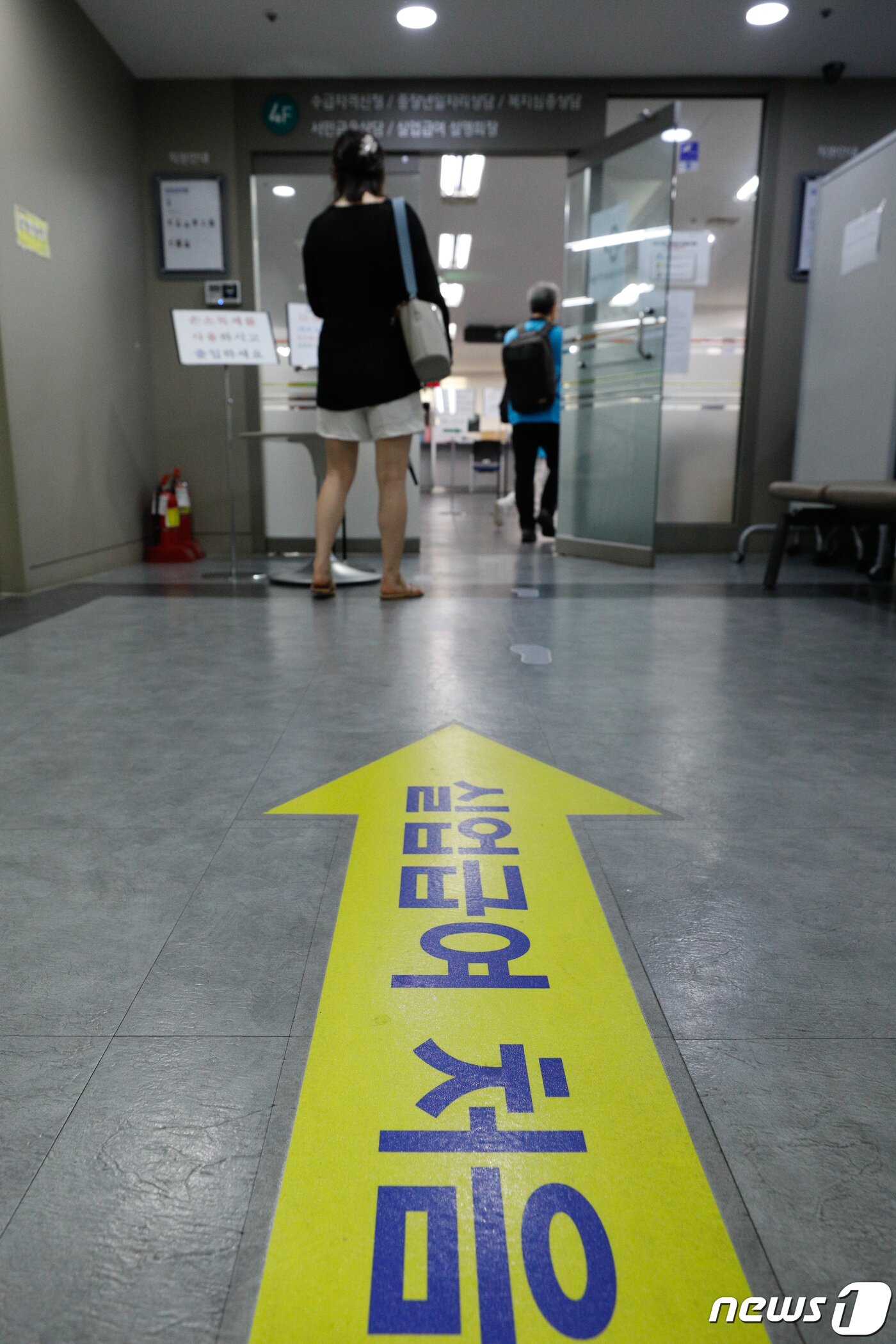 본문 이미지 - 12일 마포구 서울서부고용복지플러스센터에서 시민들이 실업급여 신청 창구로 이동하고 있다. 통계청에 따르면 신종 코로나바이러스 감염증(코로나19) 사태로 지난달 취업자가 전년 동월대비 27만7000명 줄면서 5개월 연속 감소했다. 취업자가 5개월 연속 감소한 것은 2009년 글로벌 금융위기 이후 11년 만이다. 2020.8.12/뉴스1 ⓒ News1 안은나 기자