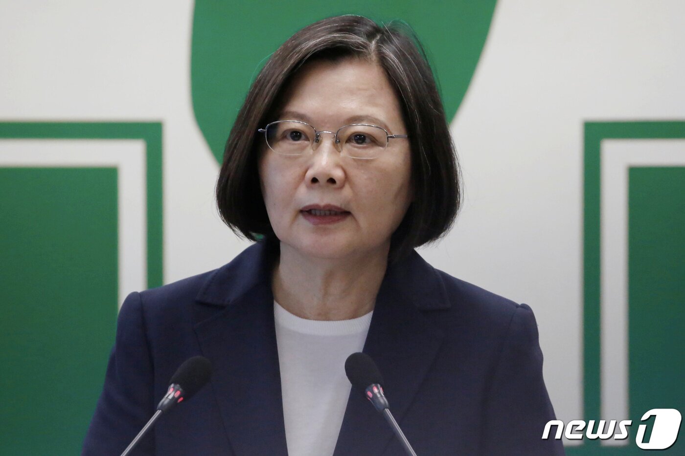 본문 이미지 - 차이잉원 대만 총통이 11일 (현지시간) 타이베이에서 취재진의 질문에 답변을 하고 있다. ⓒ 로이터=뉴스1 ⓒ News1 우동명 기자