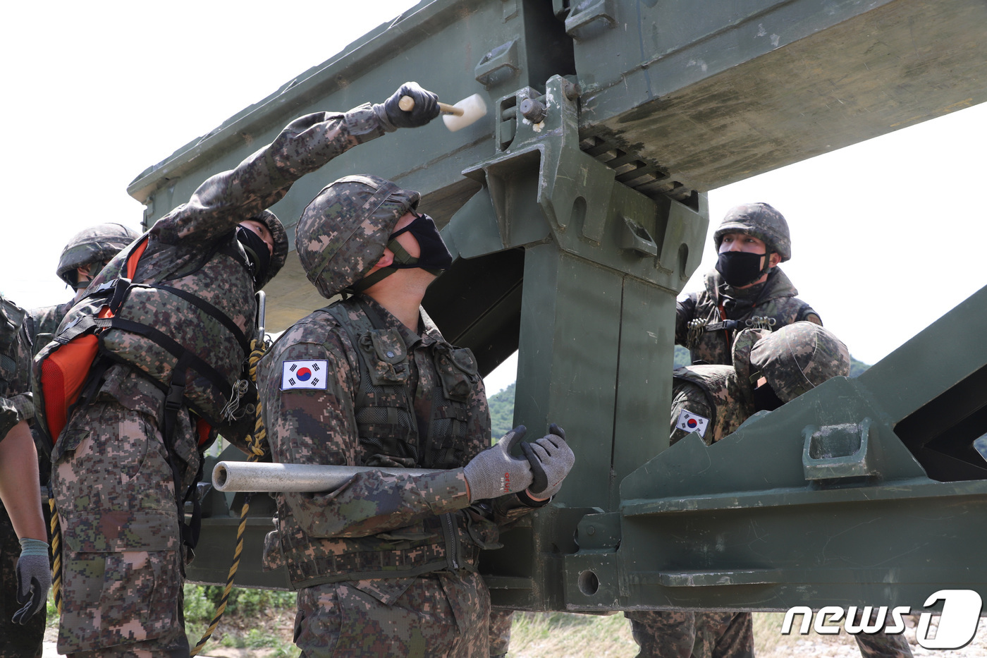 (서울=뉴스1) = 12일 강원도 인제군 서화면 천도리에서 육군 3군단 교량대대 장병들이 군 작전용 교량인 '간편조립교' 교절을 결합하고 있다.이곳 주민들은 집중호우로 마을로 통하 …