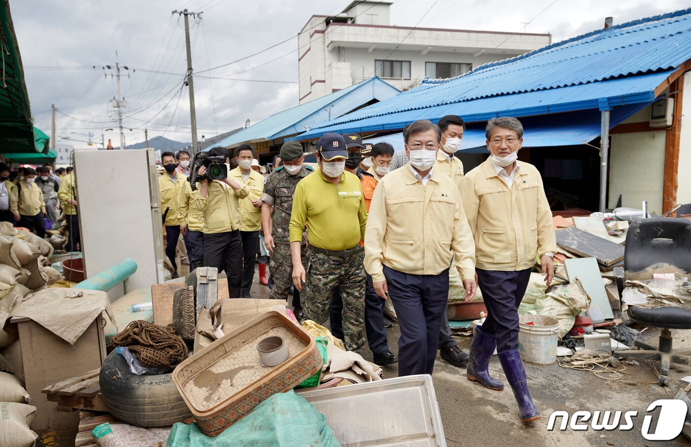 본문 이미지 - 문재인 대통령이 12일 집중호우 피해를 입은 전남 구례군 구례5일장을 찾아 피해현장을 둘러보고 있다. 지난 6일 경기 연천군 군남댐 방문에 이어 문 대통령이 집중호우 관련 현장을 찾은 것은 이번이 두 번째다. (청와대 제공) 2020.8.12/뉴스1