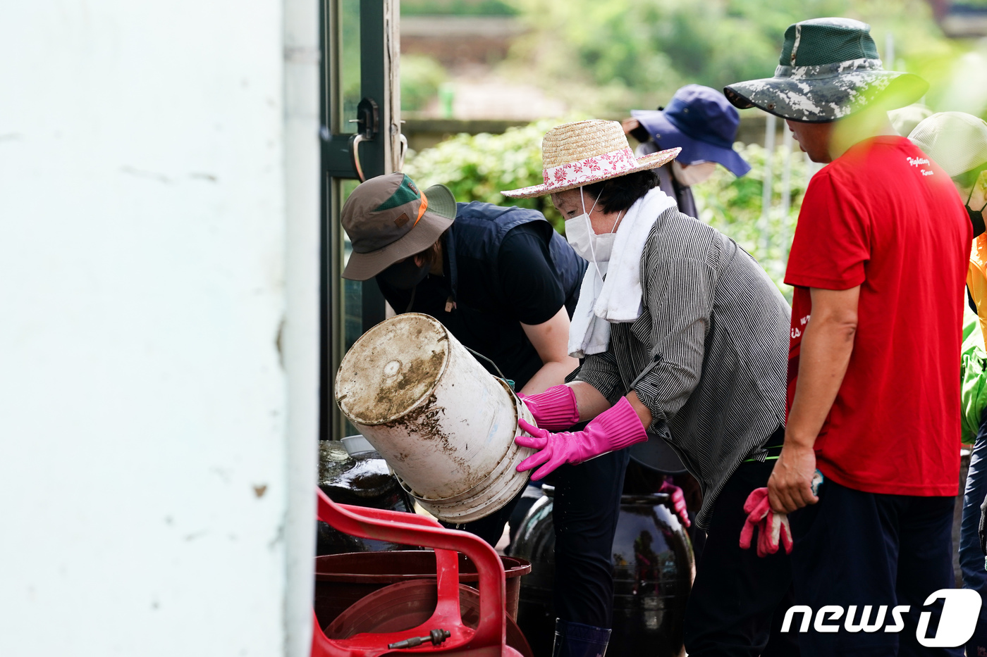 (서울=뉴스1) = 김정숙 여사가 12일 강원 철원군 동송읍 이길리 마을에서 수해 복구 봉사활동을 하고 있다. (청와대 제공) 2020.08.12/뉴스1