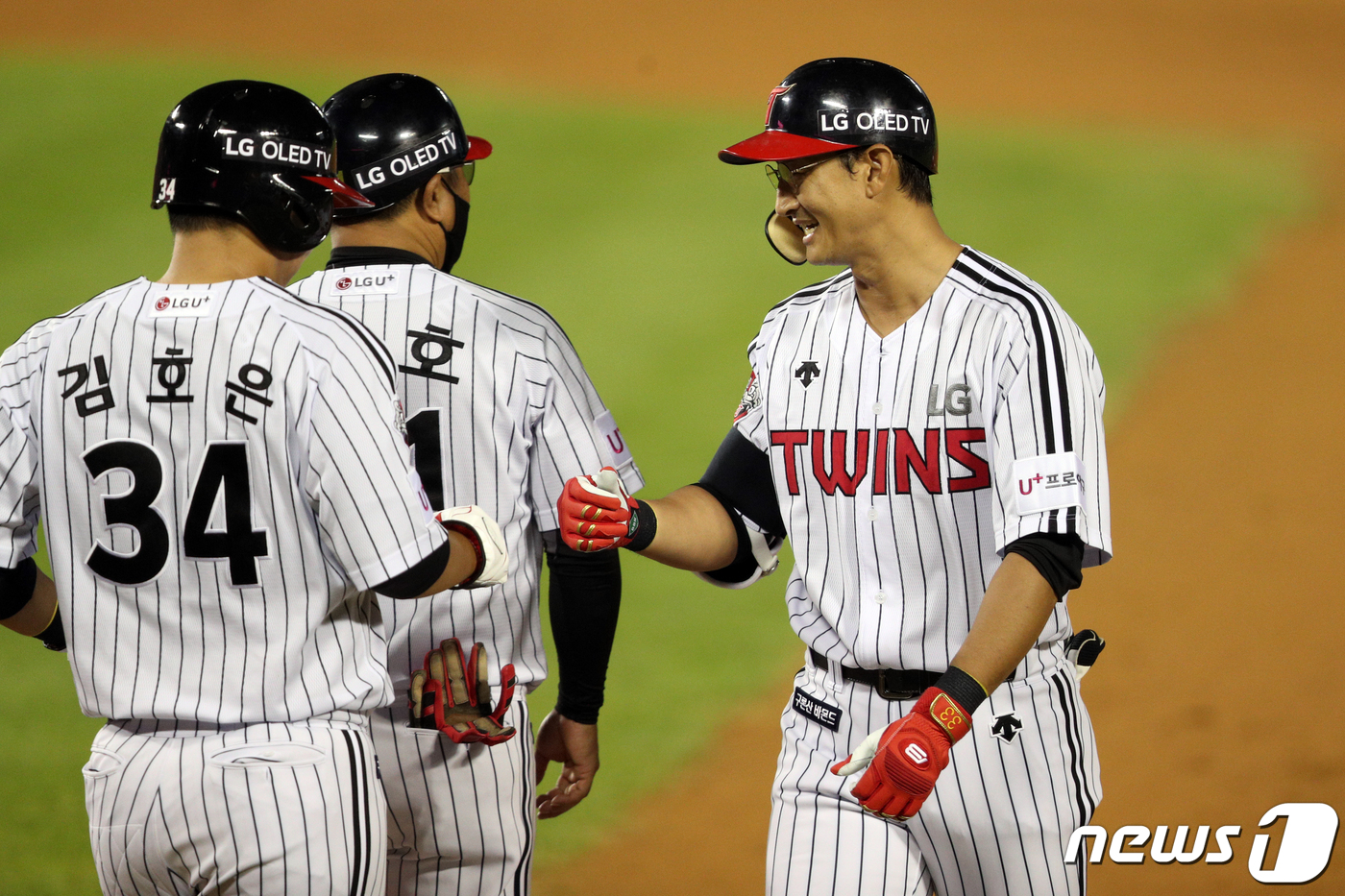 (서울=뉴스1) 황기선 기자 = 12일 오후 서울 송파구 잠실야구장에서 열린 '2020 프로야구 신한은행 SOL KBO리그' KIA타이거즈와 LG트윈스의 경기 8회말 1사 2루상황 …