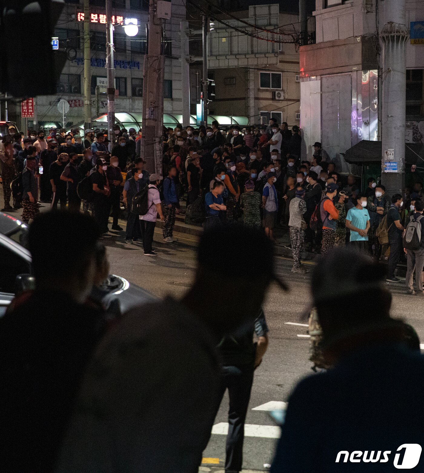본문 이미지 - 신종 코로나바이러스 감염증(코로나19) 사태로 지난달 취업자가 전년동월대비 27만7000명 줄면서 5개월 연속 감소세를 나타냈다. 취업자가 5개월 연속해서 감소한 것은 글로벌 금융위기가 여파가 이어지던 2009년 1~8월 8개월 감소 이후 11년만에 처음 있는 일이다. 통계청이 지난 12일 펴낸 '2020년 7월 고용동향'에 따르면 지난달 15세 이상 취업자는 2710만6,000명으로, 전년동월대비 27만7,000명(-1.0%) 감소했다. 이에 실업자 수는 114만명에 육박하며 같은 달 기준으로 국제통화기금(IMF) 외환위기 이후 21년 만에 가장 많았다. 13일 오전 서울 구로구 남구로역 인근 인력시장에서 일용직 근로자들이 일거리를 구하기 위해 기다리고 있다. 2020.8.13/뉴스1 ⓒ News1 이승배 기자