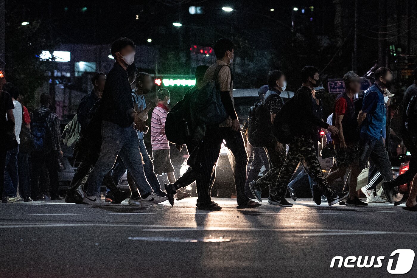 본문 이미지 - 서울 구로구 남구로역 인근 인력시장에서 일용직 근로자들이 일거리를 구하기 위해 움직이고 있다. 2020.8.13/뉴스1 ⓒ News1 이승배 기자