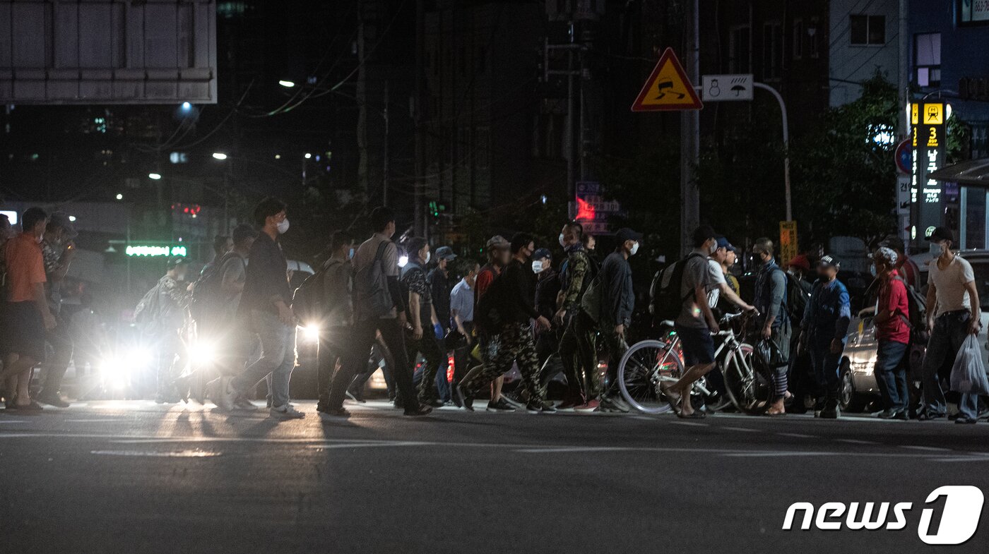 본문 이미지 - 신종 코로나바이러스 감염증(코로나19) 사태로 지난달 취업자가 전년동월대비 27만7000명 줄면서 5개월 연속 감소세를 나타냈다. 취업자가 5개월 연속해서 감소한 것은 글로벌 금융위기가 여파가 이어지던 2009년 1~8월 8개월 감소 이후 11년만에 처음 있는 일이다. 통계청이 지난 12일 펴낸 '2020년 7월 고용동향'에 따르면 지난달 15세 이상 취업자는 2710만6,000명으로, 전년동월대비 27만7,000명(-1.0%) 감소했다. 이에 실업자 수는 114만명에 육박하며 같은 달 기준으로 국제통화기금(IMF) 외환위기 이후 21년 만에 가장 많았다. 13일 오전 서울 구로구 남구로역 인근 인력시장에서 일용직 근로자들이 일거리를 구하기 위해 움직이고 있다. 2020.8.13/뉴스1 ⓒ News1 이승배 기자