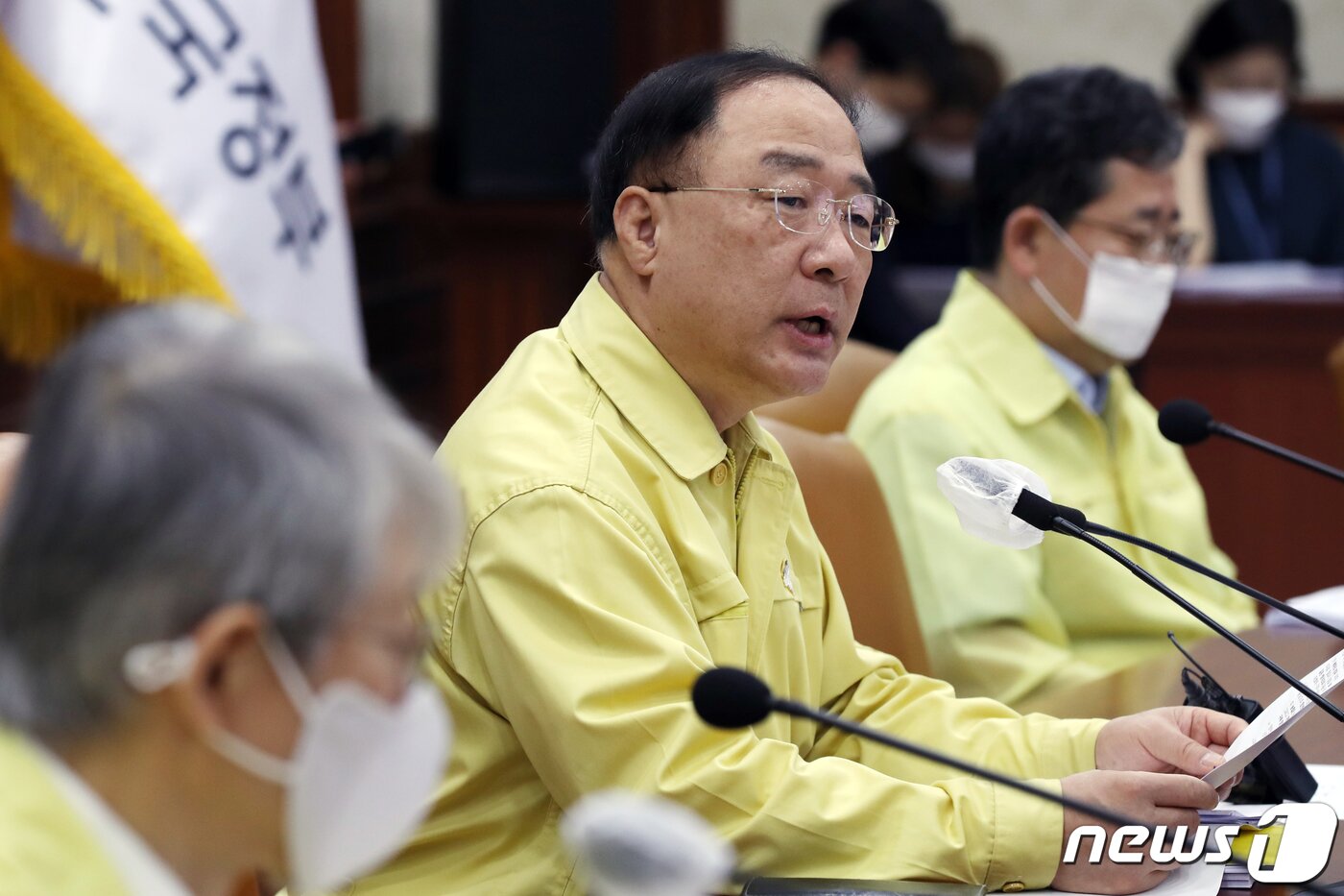 본문 이미지 - 홍남기 경제부총리가 13일 오전 서울 종로구 정부서울청사에서 열린 '제13차 비상경제 중앙대책본부 회의'에 참석해 모두발언을 하고 있다. 2020.8.13/뉴스1 ⓒ News1 민경석 기자