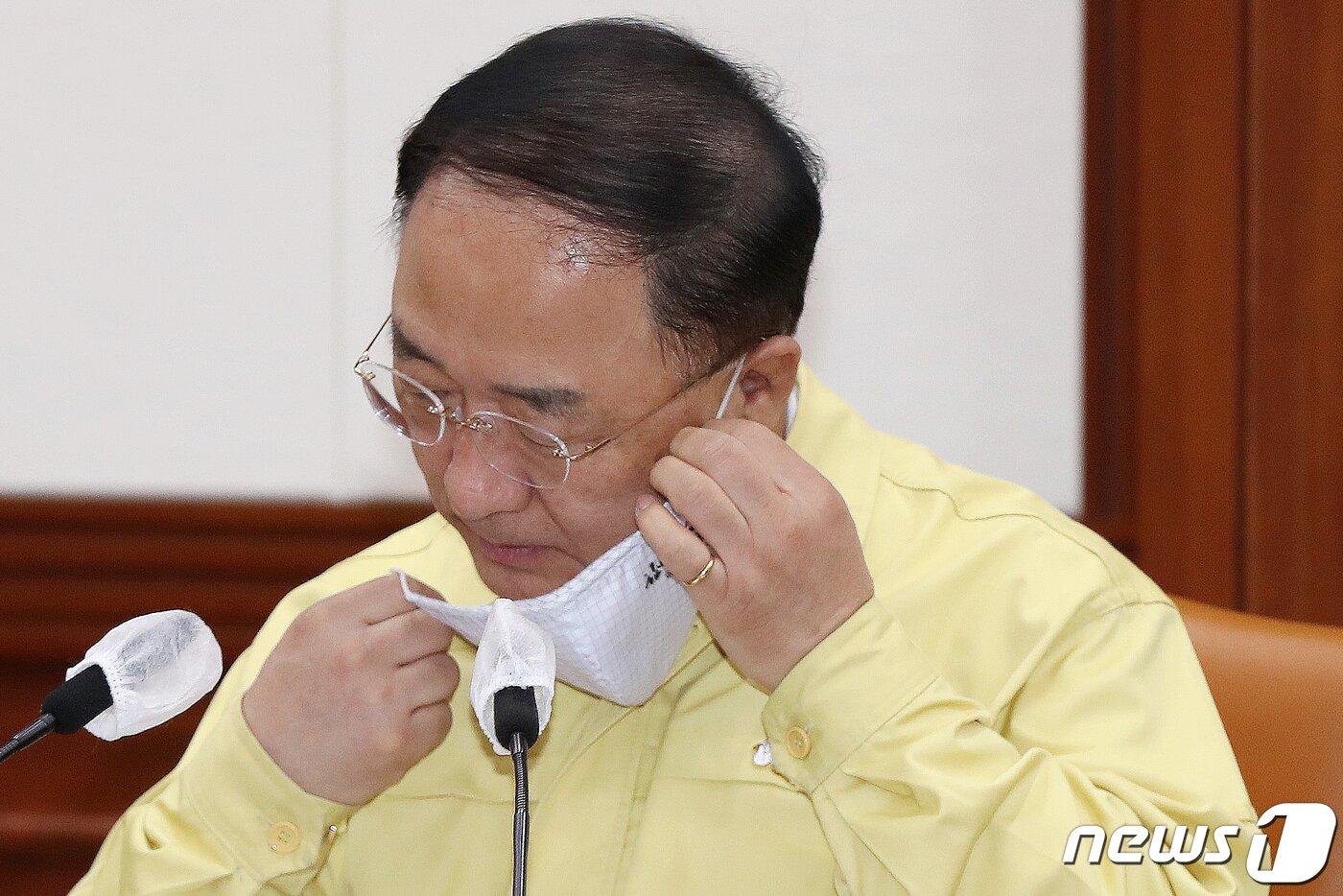 본문 이미지 - 홍남기 경제부총리가 13일 오전 서울 종로구 정부서울청사에서 열린 '제13차 비상경제 중앙대책본부 회의'에 참석해 마스크를 벗고 있다. 2020.8.13/뉴스1 ⓒ News1 민경석 기자