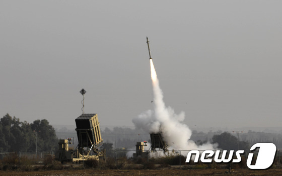  이스라엘군 아이언돔 미사일 발사대에서 대공미사일이 발사되는 모습. 아이언돔은 1개 포대마다 3~4개 미사일 발사대로 구성된다. 발사대는 한번에 약 20발의 미사일을 발사할 수 있다. © AFP=뉴스1