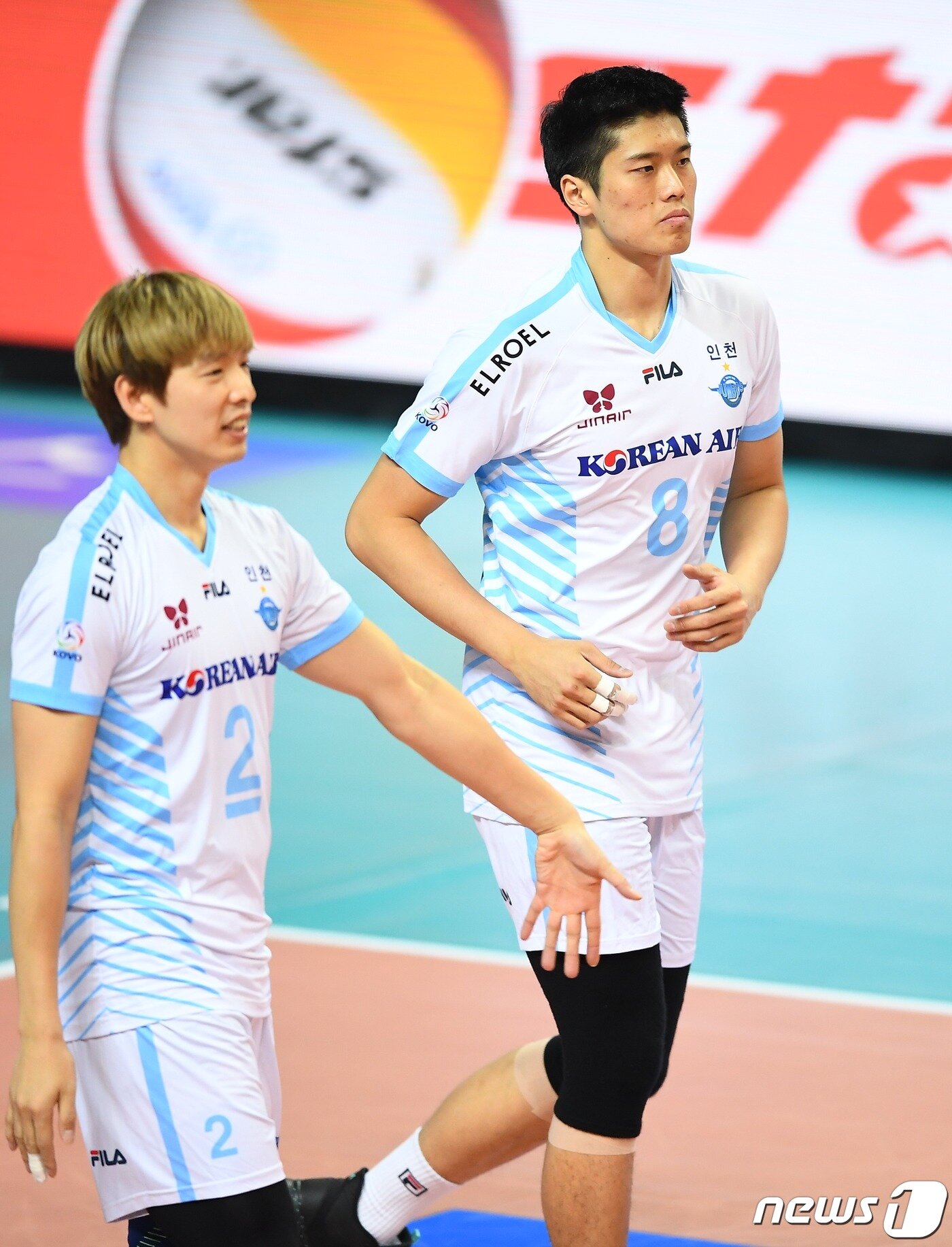 본문 이미지 - 2019-20시즌 V리그에 데뷔한 대한항공 센터 진지위(오른쪽). 진지위는 세터 한선수(왼쪽)와 호흡을 맞추며 성장하고 있다.  (한국배구연맹 제공) ⓒ 뉴스1