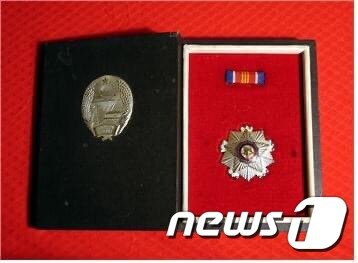 본문 이미지 - 류자명 선생이 북한 김일성 주석에게 받은 훈장.(푸른세상 제공)2020.8.14/ⓒ 뉴스1