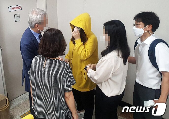 본문 이미지 - 9살짜리 여아를 잔혹하게 학대한 ‘창녕 아동학대’ 사건의 친모가 14일 창원지방법원 밀양지원에서 열린 첫 재판을 마친 뒤 변호인과 대화하고 있다. 2020.8.14./뉴스1 ⓒ News1 강대한 기자