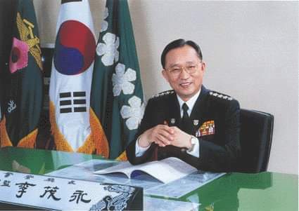 본문 이미지 - 2000년 직무실에서 사진 촬영 자세를 취하는 이무영 전 청장(이 전 청장 제공) ⓒ 뉴스1