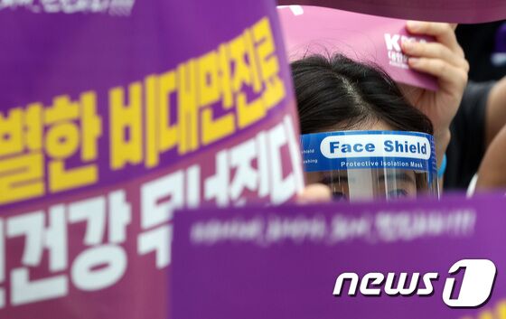 집단휴진 총파업에 나선 대한의사협회 회원들이 14일 오후 서울 영등포구 여의대로에서 열린 '4대 악(惡) 의료 정책 저지를 위한 전국의사총파업 궐기대회'에서 의과대학 정원 확대, 공공의대 설립, 한방 첩약 급여화, 비대면 진료 육성 등에 반대하며 손 피켓을 들고 있다. 2020.8.14/뉴스1 © News1 이동해 기자