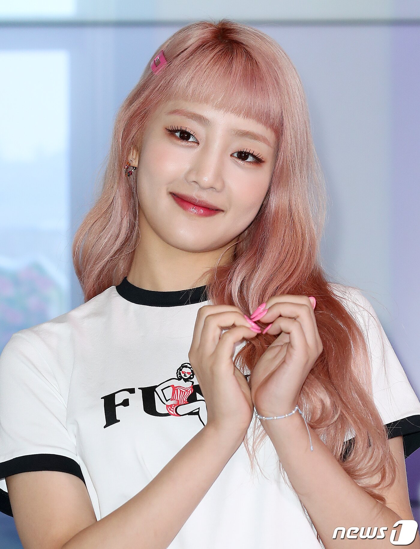 본문 이미지 - 걸그룹 (여자)아이들 민니가 14일 오후 서울 강남구 신사동 카페캠프통에서 열린 주중국 대한민국대사관 한국문화원이 제작하는 K-POP 스타 게릴라 인터뷰(연출 김영익, MC 플레이제이)에 참석해 포즈를 취하고 있다. 2020.8.14/뉴스1 ⓒ News1 김진환 기자