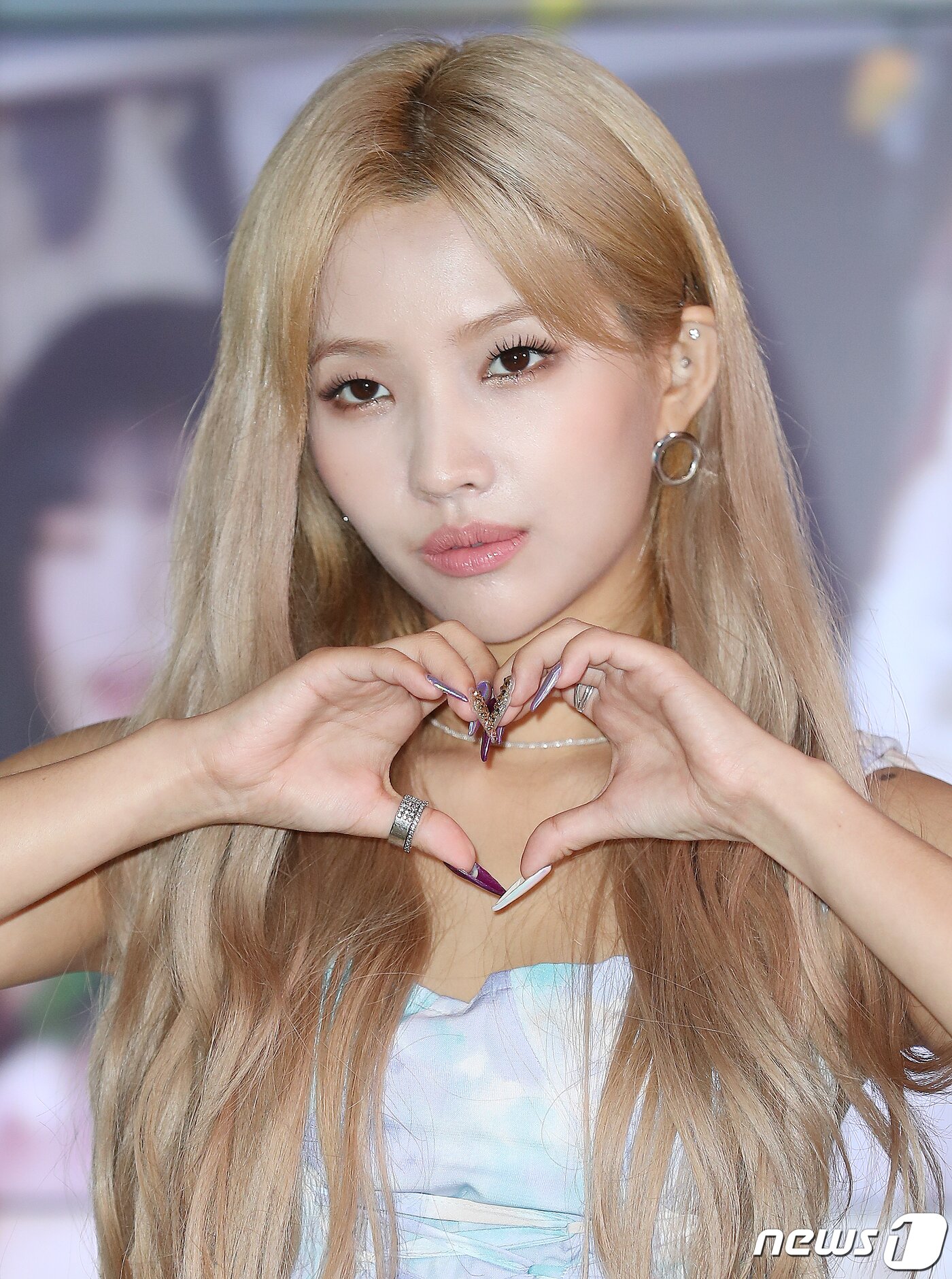 본문 이미지 - 걸그룹 (여자)아이들 소연이 14일 오후 서울 강남구 신사동 카페캠프통에서 열린 주중국 대한민국대사관 한국문화원이 제작하는 K-POP 스타 게릴라 인터뷰(연출 김영익, MC 플레이제이)에 참석해 포즈를 취하고 있다. 2020.8.14/뉴스1 ⓒ News1 김진환 기자